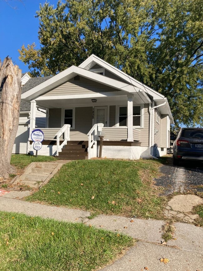 Building Photo - Spacious Recently updated 2 Bedroom 1 Bath...