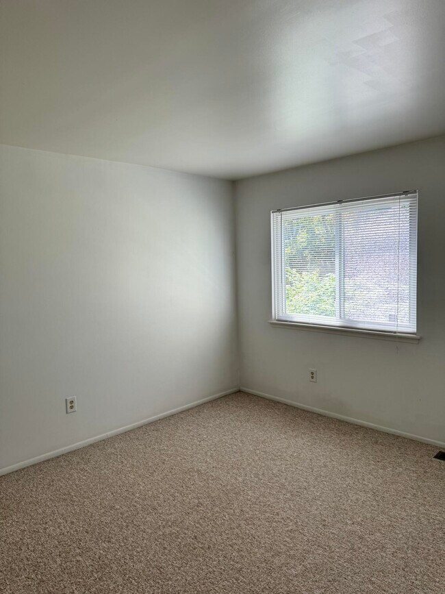 Building Photo - 3200 Bolgos Cir
