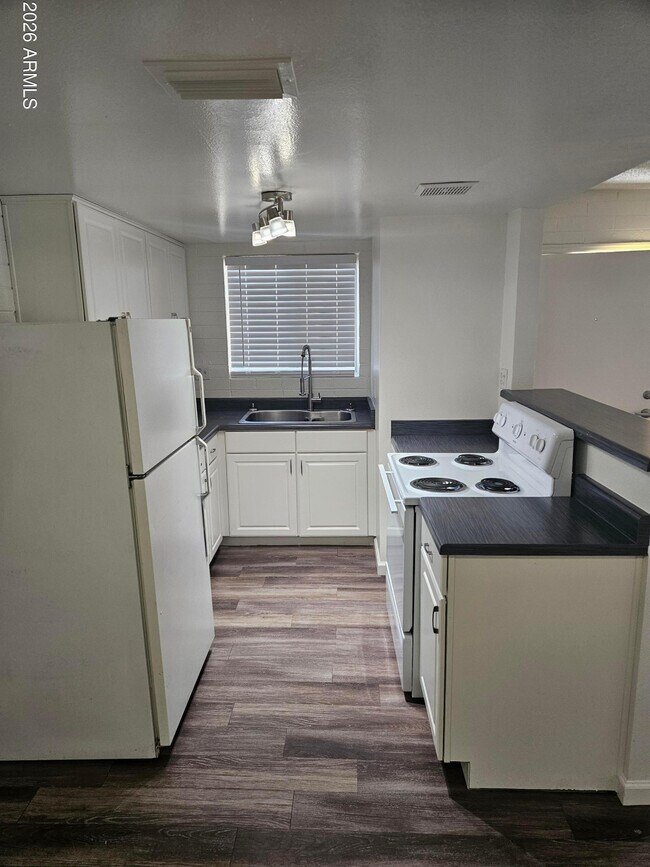 Building Photo - 521 E Bethany Home Rd