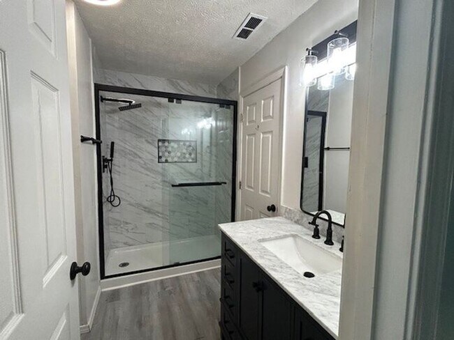 Building Photo - Nice 2 bedroom 2 bath home