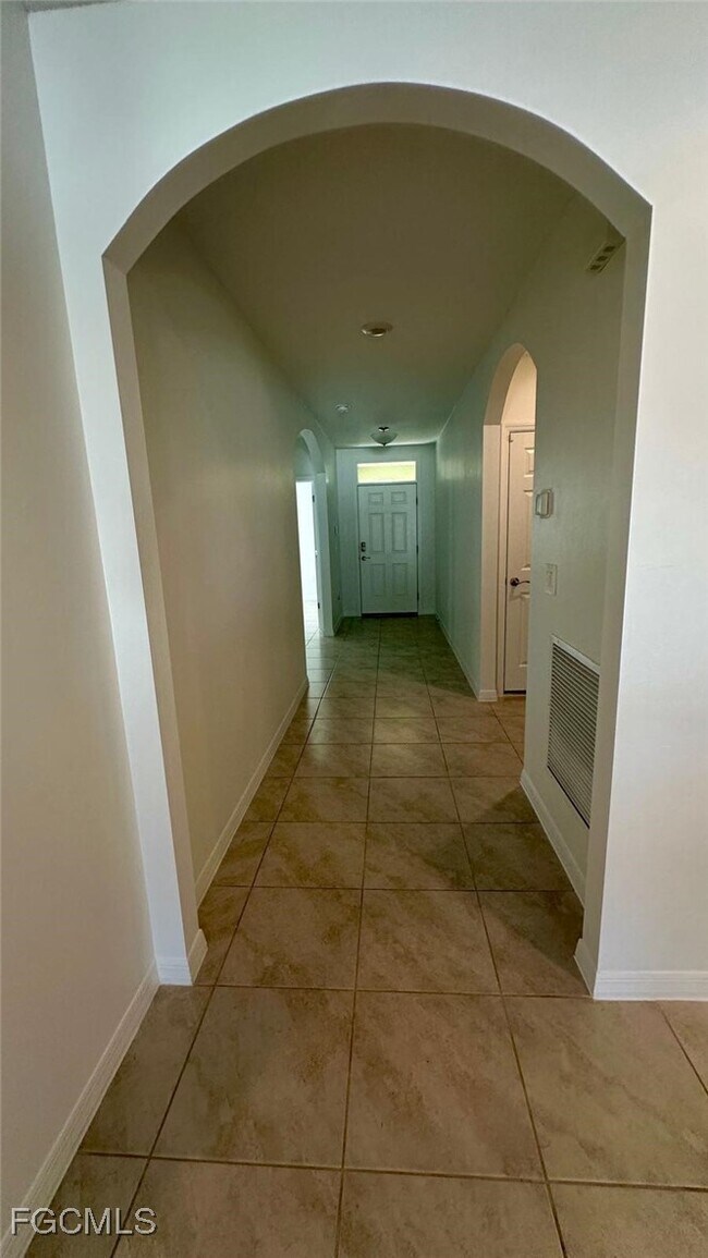 Building Photo - 3034 Royal Gardens Ave