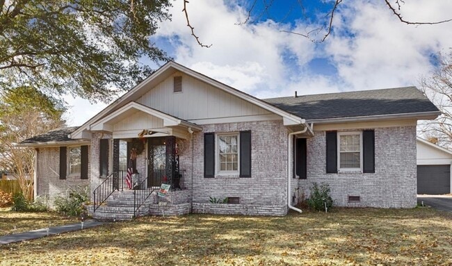 Building Photo - Charming 3 Bedroom, 2 Bathroom Home in Dec...