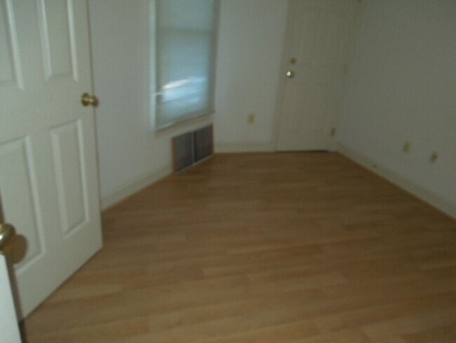 Building Photo - 107 Royal St SW