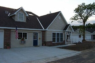 Building Photo - Silver Oaks Townhomes