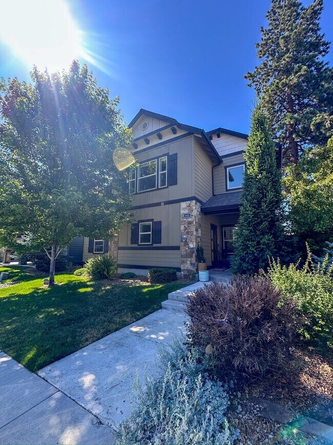 Building Photo - Stunning home available in Stone Creek!  M...