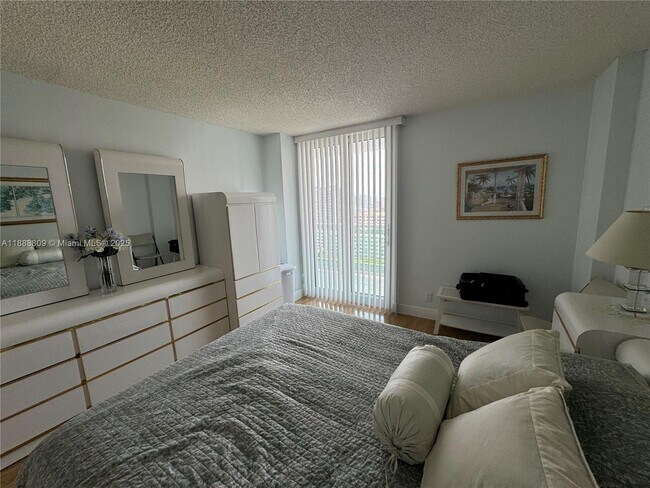 Building Photo - 100 Bayview Dr