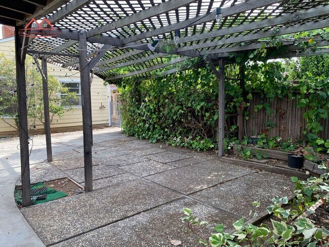 Building Photo - 1385 Ranchita Dr