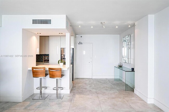 Building Photo - 1000 West Ave