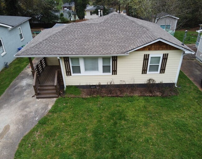 Front Yard w/long Driveway - 3237 Gifford St