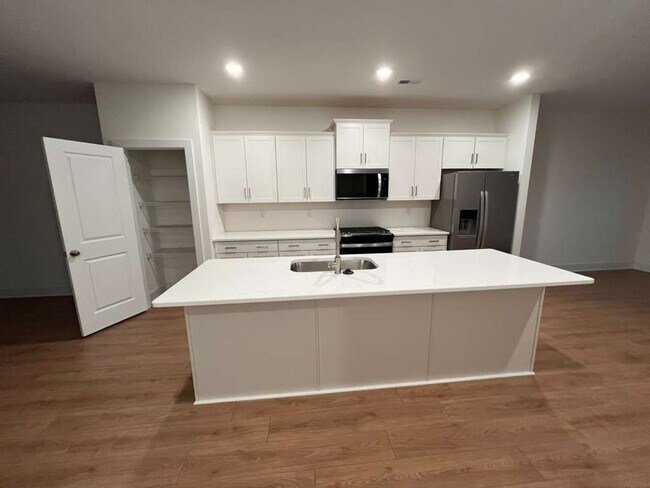 Building Photo - 15345 Sunray Aly