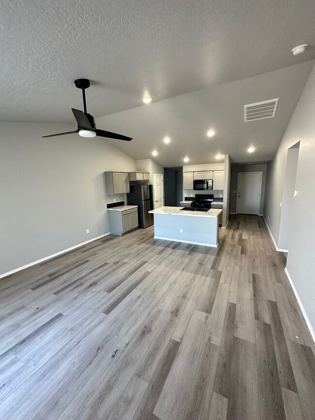 Building Photo - 3 Bedroom and 2 bath located in a vibrant,...