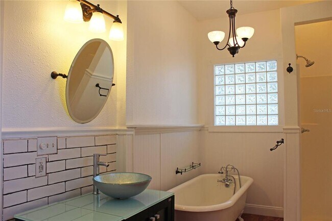 Building Photo - 1718 E Elm Rd