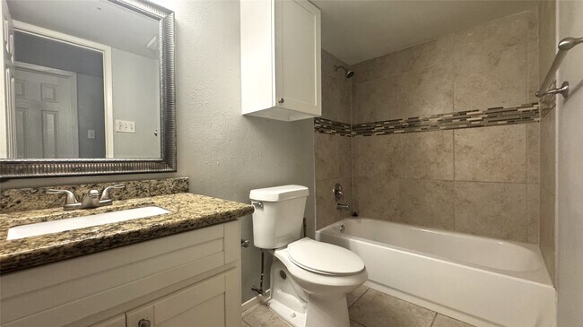 Building Photo - 4406 Kinloch Dr