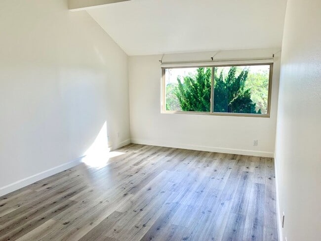 Building Photo - Beautiful Coastal Rental in Oxnard | 2 Bed...