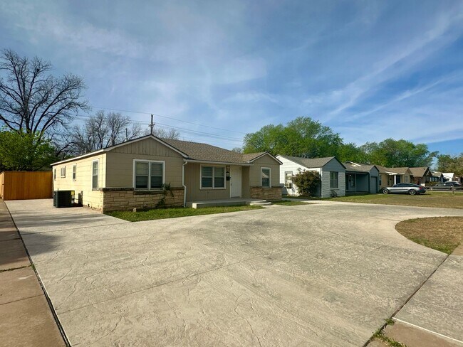 Building Photo - Spacious 3/2 on a Corner Lot!
