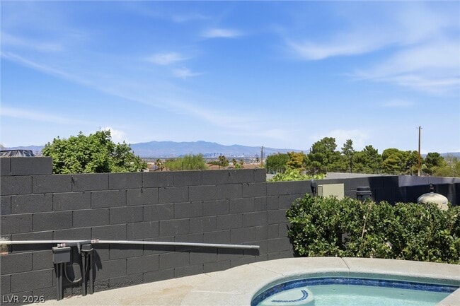 Building Photo - 328 Waterwheel Falls Dr