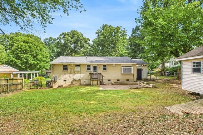 Building Photo - NW Brick Home in the Desirable Guilford Hi...