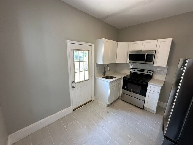 Building Photo - Discover the charm of this spacious 3-bedr...