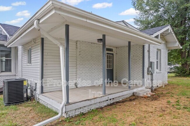 Building Photo - 113 Brawley St