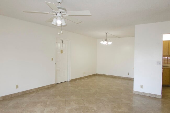 Building Photo - 208 Foxtail Dr