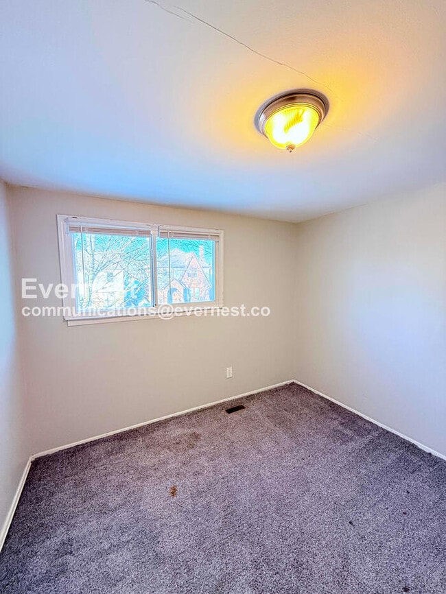 Building Photo - 4 Bed/1 Bath Home with Off-Street Parking / Pet-Friendly / Vouchers Accepted / Available Now!