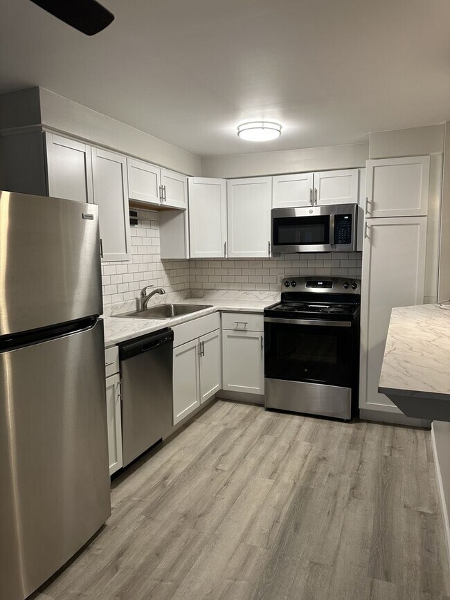 Building Photo - 840 SqFt 2 Bedroom Apartment