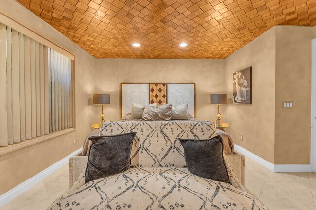 Building Photo - 216 W Kavenish Dr