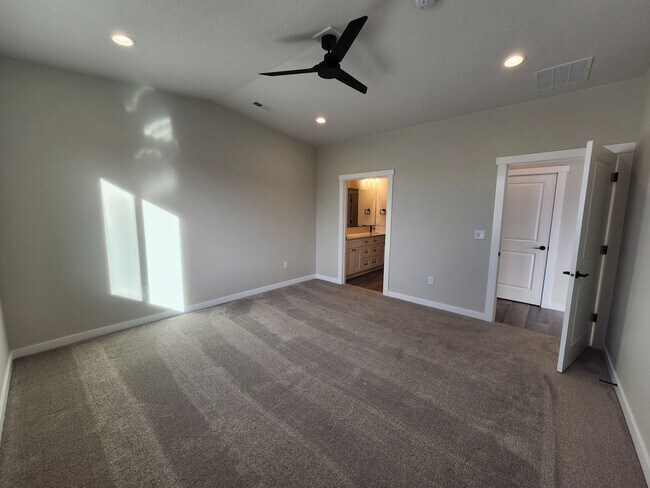 Building Photo - 3 bed, 2 bath- Kennewick Location!