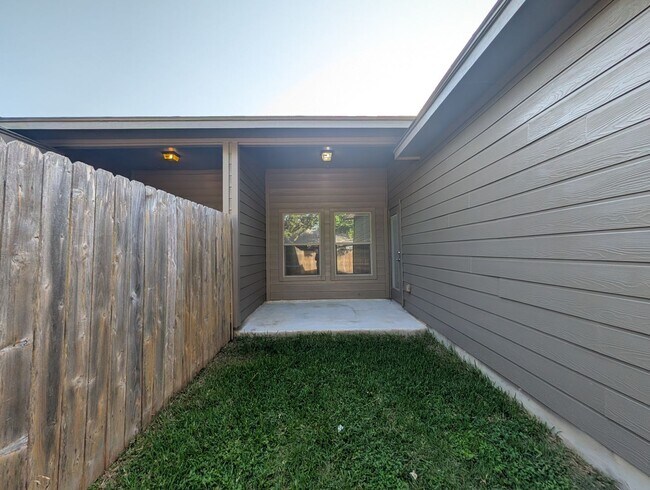 Building Photo - 1209 Old FM 306