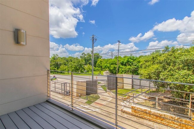 Building Photo - 604 N Bluff Dr