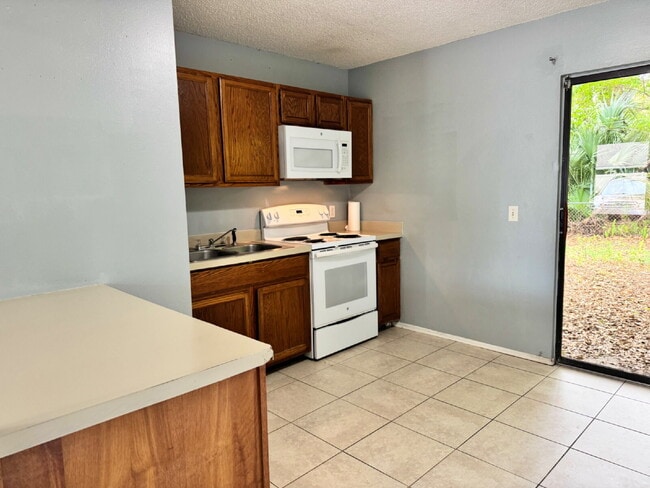 Building Photo - Cozy 2 Bedroom / 1 Bath Duplex North of City