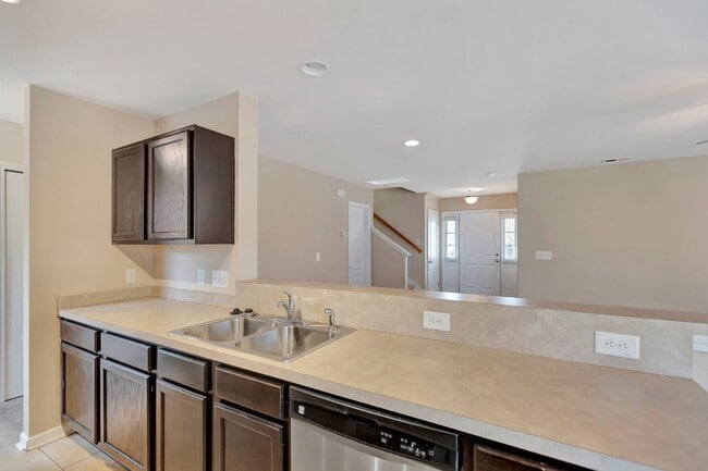 Building Photo - Lakes of Summerville