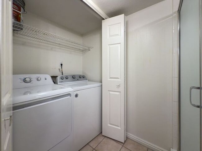 Building Photo - Darling Ground Floor Stonebrook Condo