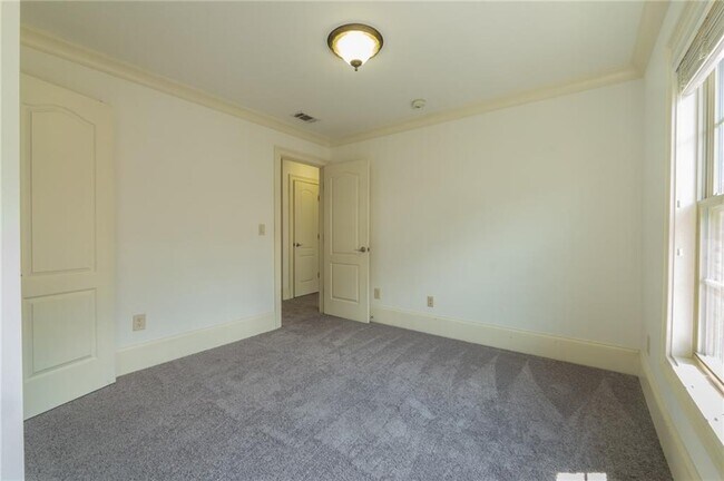 Building Photo - 2771 Durham Dr NE