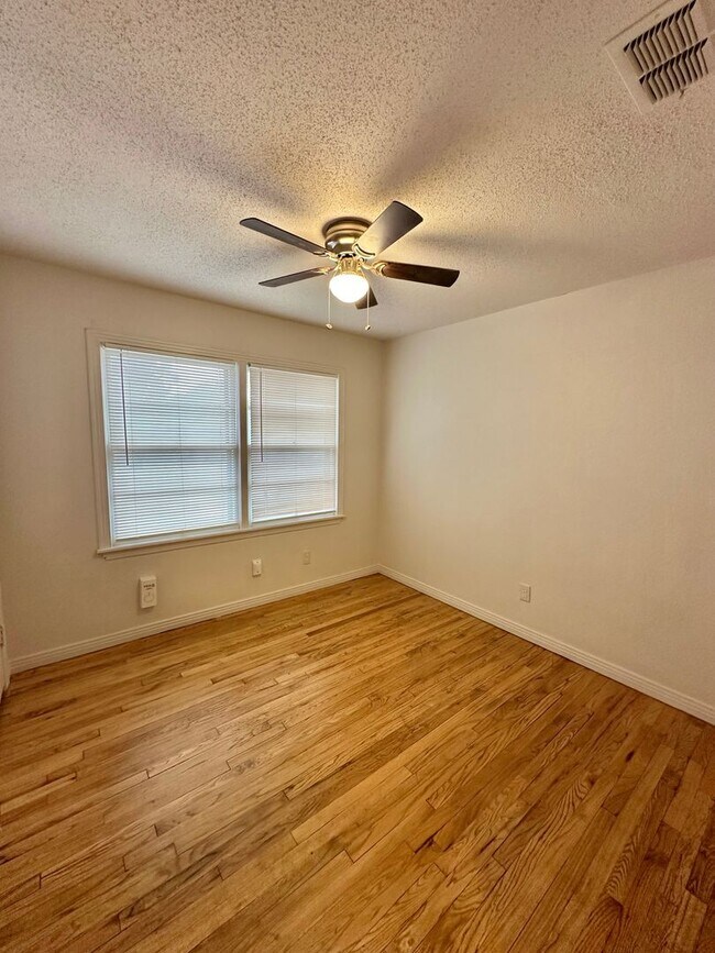 Building Photo - Cozy Three Bedroom, Centrally Located!
