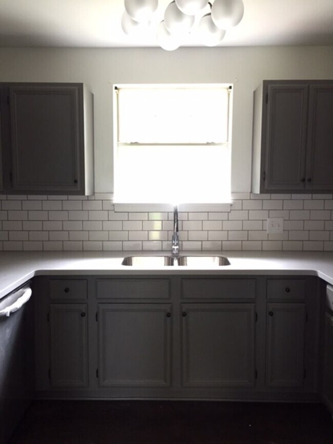 Building Photo - Beautifully Renovated 3BR House in Berry Hill!