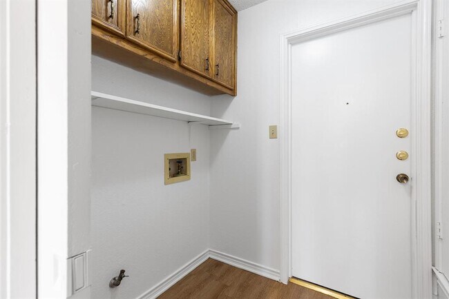 Building Photo - 506 Lakeway Dr
