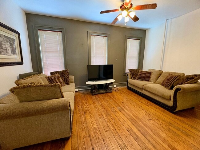 Building Photo - 342 N Newberry St