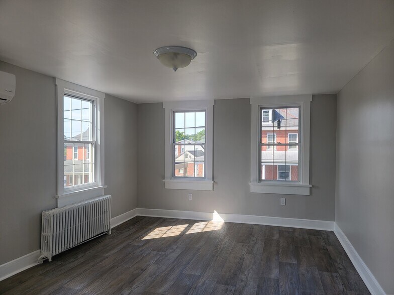 Building Photo - 213 N Market St