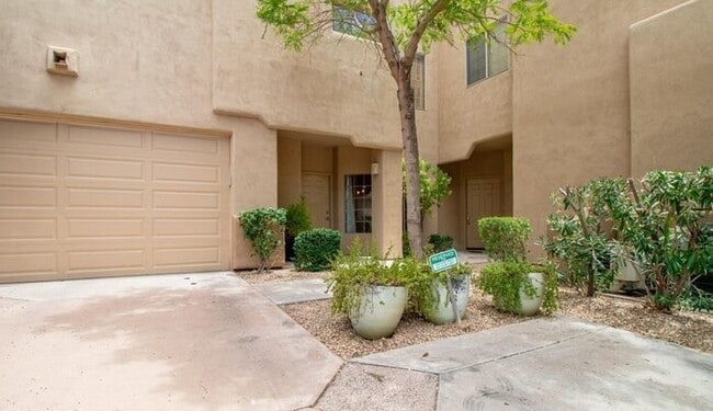 Building Photo - Gorgeous 2/2.5 condo for rent in Scottsdale.