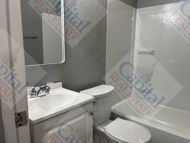 Building Photo - Cozy 2 Bedroom