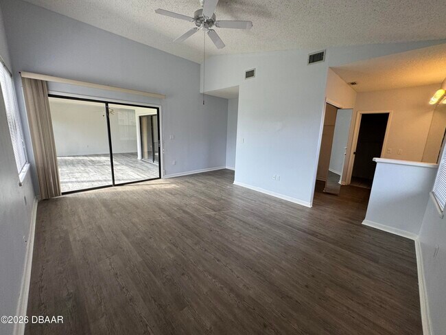 Building Photo - 1921 Sprucewood Way