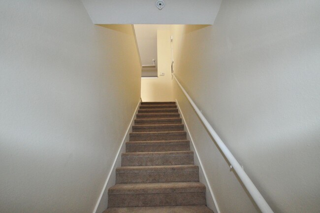 Building Photo - ORLANDO: 1 bed/1 Bath, Gated Community of ...