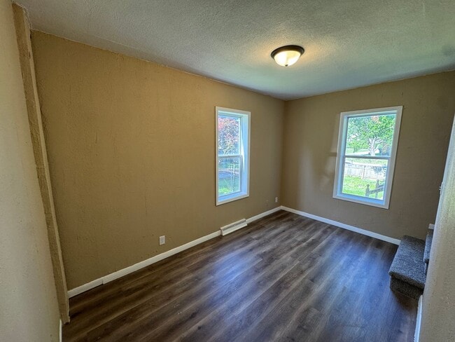 Building Photo - Charming 2-Story Home in Moline!
