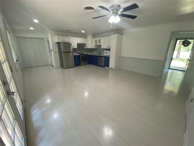 Building Photo - 608 Willow Bend Dr