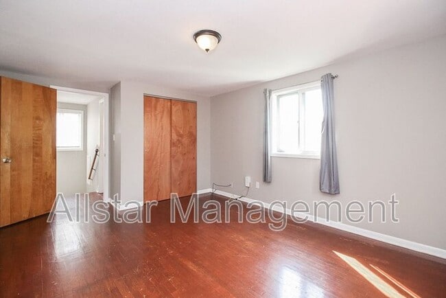 Building Photo - 404 E 215th St