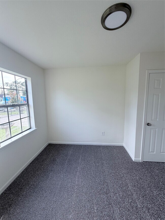 Building Photo - 8837 Oak Knoll Ln