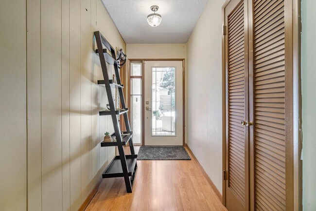 Building Photo - Charming 3-bdrm/2-bath Mid-Century ranch—A...