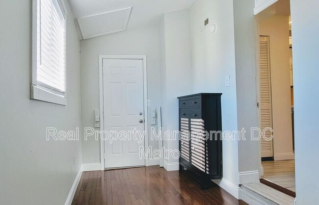 Building Photo - 1243 Penn St NE