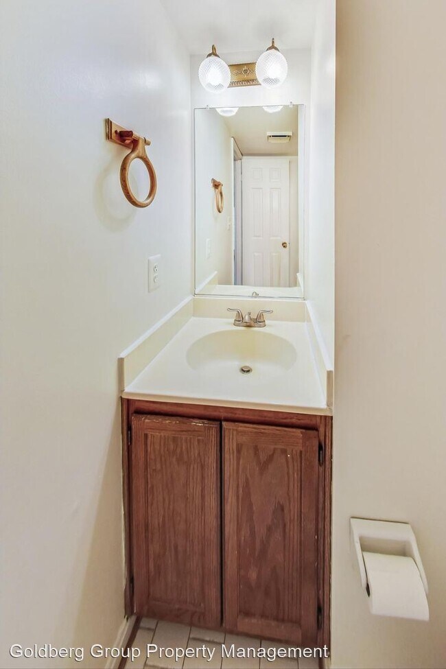 Building Photo - 3 br, 3.5 bath House - 7424 Monona Terrace